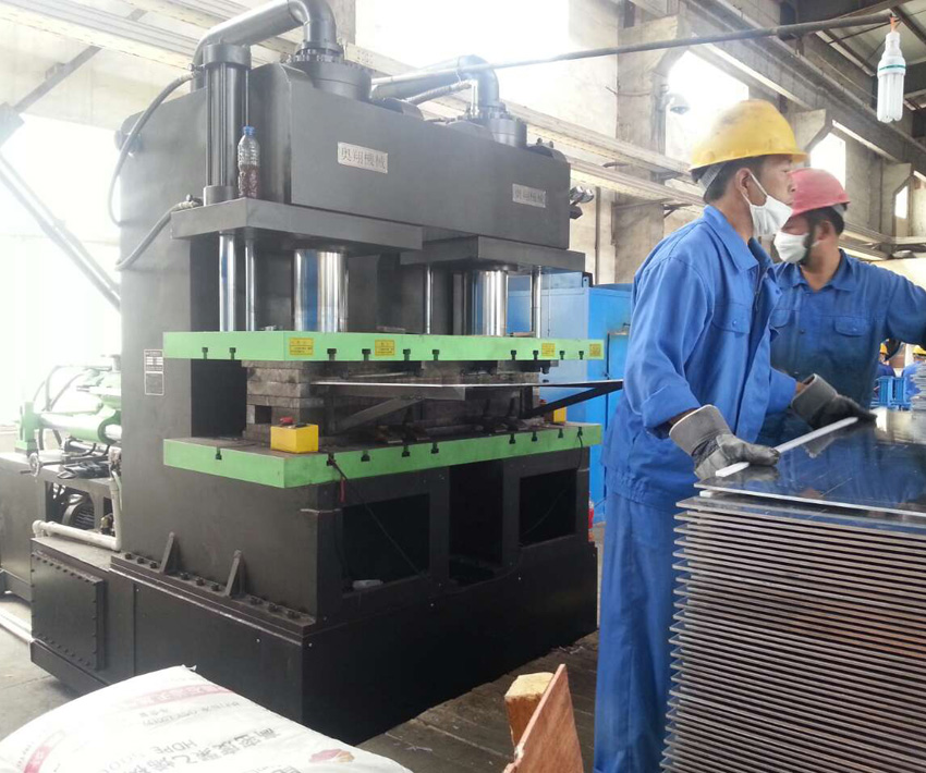 大型鋁板包邊專(zhuān)用機(jī)